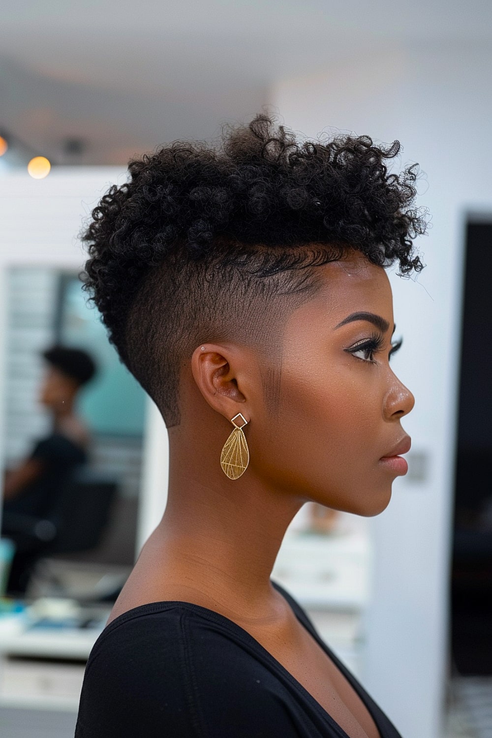 Short curly hairstyle for black women